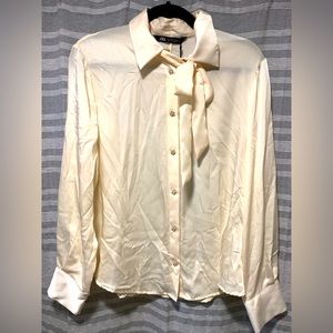 NWT Gorgeous satin Zara button up blouse with beautiful beaded buttons Women’s L